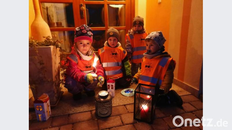 Viele Häuser hatten ihre Laternen vor ihren Haustüren platziert, um das Martinsfeuer von den Kindern entfachen zu lassen. Bild: mnt