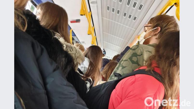 Schüler stehen dicht gedrängt im Bus. Bild: Erika Ruschitzka/exb