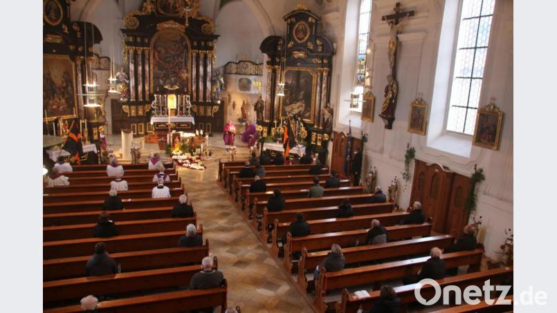 Zahlreiche Gläubige, Weggefährten und Vertreter der Kirche finden sich in der Kirche St. Georg ein, um Heribert Schmitt das letzte Geleit zu geben. Bild: sne