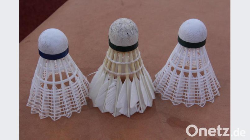 In der Mitte ein echter Federball, eingerahmt von zwei Badmintonbällen. Bild: kro