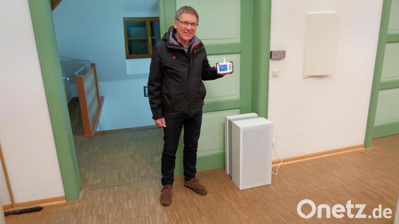 Für saubere Luft in den Klassenzimmern der Grundschule sowie im Kinderhaus sorgen künftig mobile Lüftungsgeräte und Kohlendioxid-Messgeräte. Bürgermeister Oskar Schuster präsentierte die geräuscharmen Geräte in der jüngsten Gemeinderatssitzung. Bild: bsc