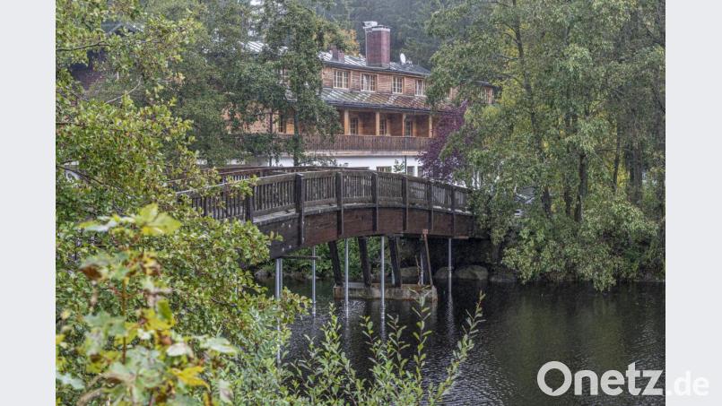 Gesperrt, abgestützt und die Erneuerung immer wieder verschoben: Jetzt soll sich in Sachen Brückensanierung am Fichtelsee noch in diesen Jahr etwas tun. Bild: Andreas Harbach