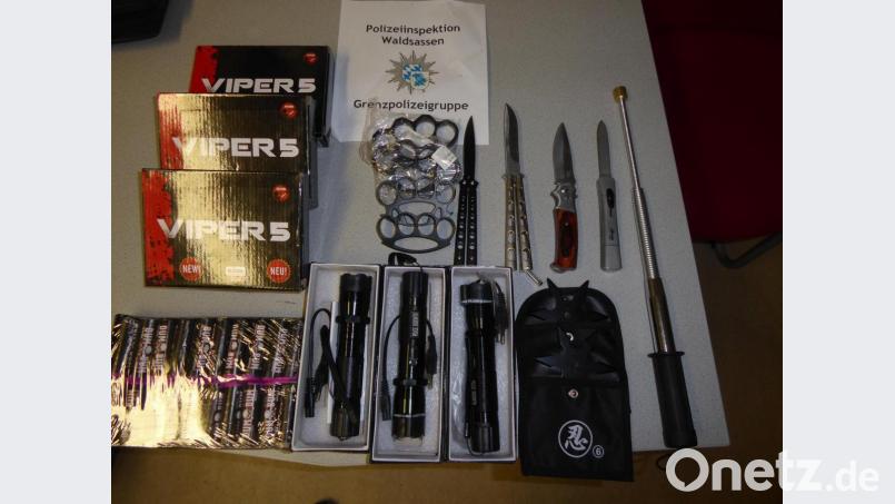 Mit einem ganzen Waffenarsenal deckte sich ein junger Hesse bei einem Ausflug nach Tschechin ein. Bild: Polizeiinspektion Waldsassen/exb