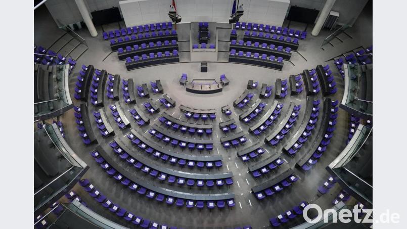 Ein Blick in den leeren Plenarsaal des Deutschen Bundestags. Ende September kommenden Jahres werden die Abgeordneten neu gewählt. Noch stehen die Nominierungen bei den meisten Parteien aus – der Pandemie wegen. Bild: Michael Kappeler/dpa