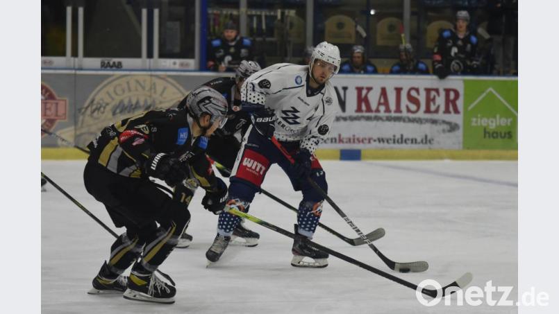 Tomas Rubes (weißes Trikot, Szene aus dem Testspiel gegen Erfurt) brachte die Blue Devils im Oberpfalzderby bei den Eisbären Regensburg mit 1:0 in Führung. Am Ende setzte sich jedoch die Gastgeber mit 4:2 durch. Archivbild: gb