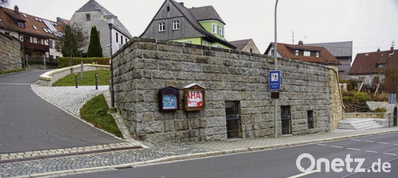Die Keller 1 bis 3 am Daddy-Haus sollen noch saniert werden. Zu Keller 3 führt der begleitete Fußgängerüberweg zum Burgweg und zur Schule. Den Umweg über den Mühlweg sollen die Schüler einschlagen, um nicht beim Alten Feuerwehrhaus die Hauptstraße überqueren zu müssen. Der Keller 4 ganz rechts ist bereits statisch ertüchtigt. Bild: bkr