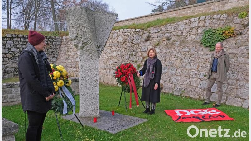 Andrea Huber, Abgeordnete Margit Wild und Dr. Jörg Skriebeleit (von links) trafen sich anlässlich des Jahrestages der Reichspogromnacht am Jüdischen Gedenkstein in der KZ-Gedenkstätte Flossenbürg. Bild: nm