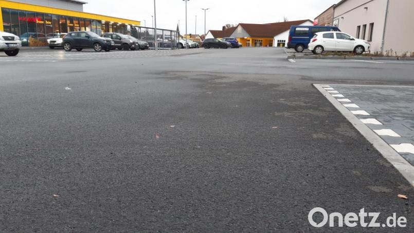 Bis jetzt sind große versiegelte Fläche wie hier der Parkplatz vor den Verbrauchermärkten nicht in die Berechnung der Abwasserkosten eingeflossen. Ab 1. Januar soll sich dies ändern. Bild: Lowak