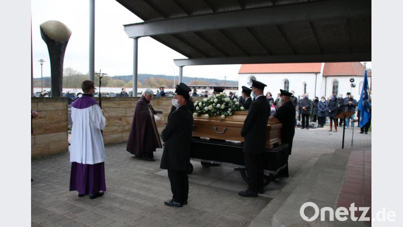 Dekan Thomas Jeschner aus Eschenbach erweist Heribert Schmitt bei der Beerdigung auf dem Friedhof in Pressath die letzte Ehre. Bild: sne