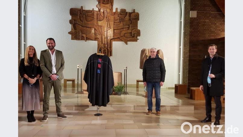 Simon Hochmuth (Zweiter von links) ermöglichte durch seine Spende die Anschaffung des neuen Messgewandes. Kirchenpfleger Günter Schießl (Dritter von links) und Pfarrer Michael Hoch (Vierter von links) freuten sich über die Ergänzung der Messgewänder. Bild: nib
