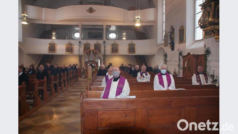 Zahlreiche Gläubige, Weggefährten und Vertreter der Kirche finden sich in der Kirche St. Georg ein, um Heribert Schmitt das letzte Geleit zu geben. Bild: sne