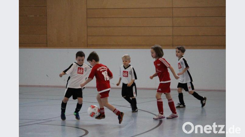 Kleine Zauberer am Ball: Vor allem für die kleinen Kicker ist der Ausfall der Schwarzenfelder Hallentage schmerzlich. Bild: mr