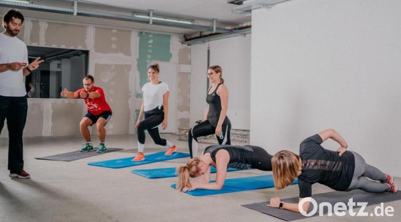 Übungen mit dem eigenen Körpergewicht: Personal Trainer Christian Wolf (links) hat gerade in Corona-Zeiten vorwiegend mit Kunden zu tun, die sich eine bessere allgemeine Fitness wünschen. Gruppentraining, wie auf dem Bild, ist derzeit allerdings untersagt. Bild: A. Schwarzmeier