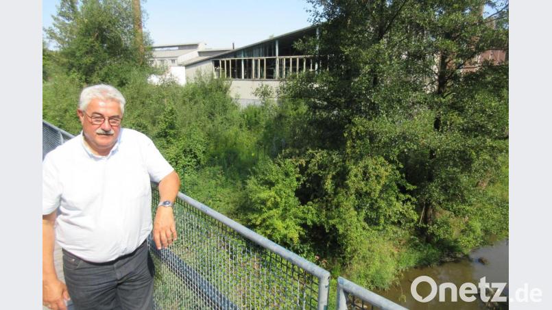 Nach einem halben Jahrhundert Dornröschenschlaf möchte Bürgermeister Rupert Troppmann aus den Industriebrachen an der Floß einen Grüngürtel machen. Bild: ui