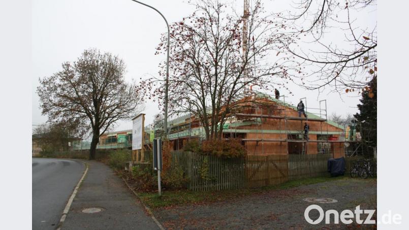 An den Dachstühlen für den neuen Kindergarten der Gemeinde Trabitz wird zügig gearbeitet. Nach dem Einbau von Türen und Fenstern soll der Bau im Dezember winterfest sein. Bild: bjp