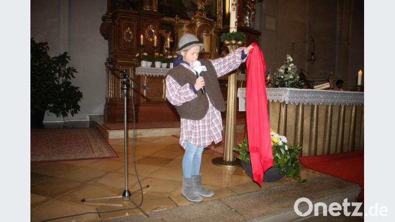 Nur der Bettler (Sophia Bächer) und der rote Mantel waren auf der „Bühne“ zu sehen. Bild: wro