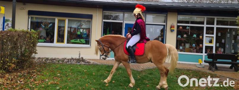 Im Speichersdorfer Kindergarten St. Franziskus feierten die Buben und Mädchen den Martinstag einmal anders: Zur Überraschung alles schaute der Heilige mit seinem Pferd in der Einrichtung vorbei. Bild: ak
