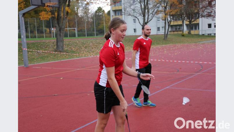 Die 13-jährige Martha Siller beim Aufschlag, rechts Manuel Ernst. Bild: kro