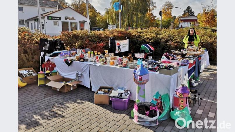 Beim Edeka-Markt in Vilseck wartet Inge Iberl am Flohmarktstand der Gambiahilfe auf die Besucher; zum Glück nicht lange. Am Ende war fast alles weg, es kam eine erfreuliche Summe für den guten Zweck zustande. Bild: rha