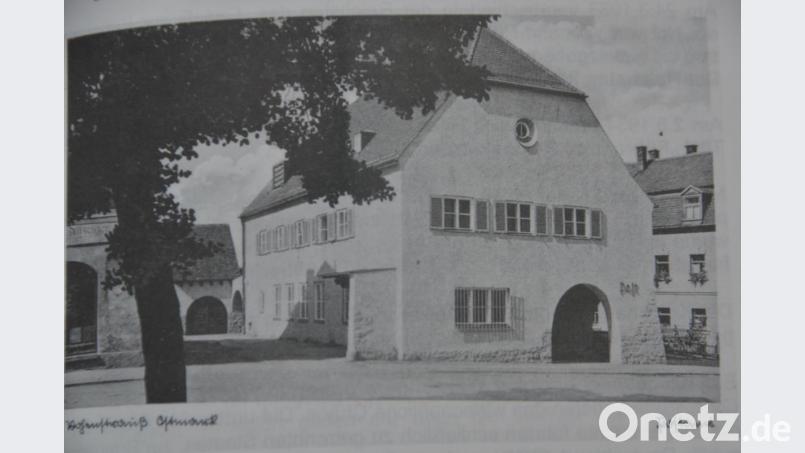 85 Jahre lang beherbergt das Gebäude mit einer kleinen Unterbrechung von acht Jahren, die Poststelle in Vohenstrauß. Das Bild entstand nach der Eröffnung des Neubaus im Jahr 1935. Repro: dob