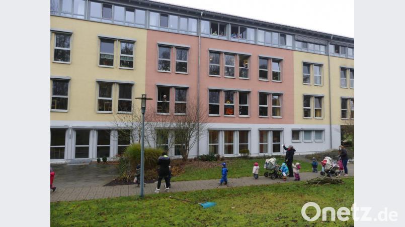 Die &quot;Schneckengruppe&quot; der Kinderkrippe bringt mit Liedern und Winken &quot;Martinsfreude&quot; ans BRK-Seniorenheim. Bild: rn
