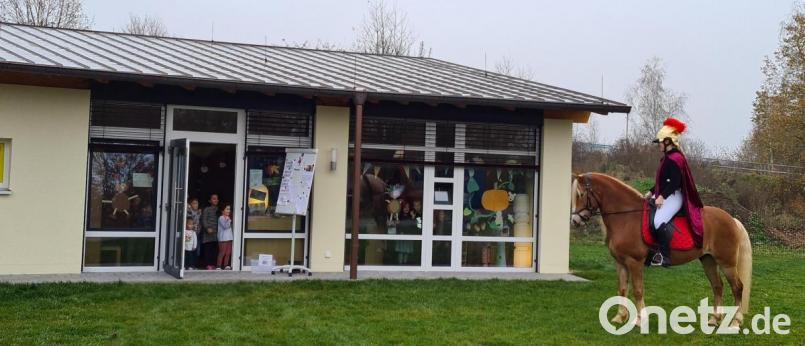 Im Speichersdorfer Kindergarten St. Franziskus feierten die Buben und Mädchen den Martinstag einmal anders: Zur Überraschung aller schaute der Heilige mit seinem Pferd in der Einrichtung vorbei. Bild: ak