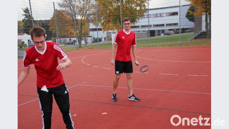 Julian Bötzl beim Aufschlag, rechts Vorsitzender Max Siller. Bild: kro