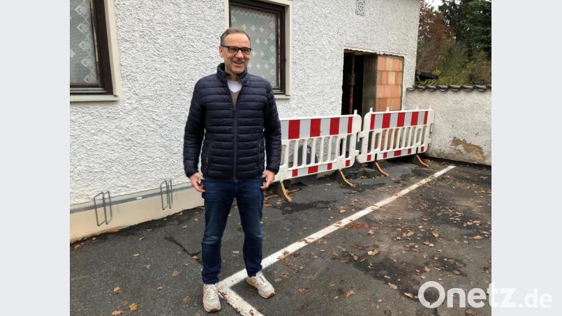 Waldsassens Bürgermeister Bernd Sommer ist froh, dass nun die Toilettenanlage beim Friedhof erneuert wird. Bild: Stadt Waldsassen/exb