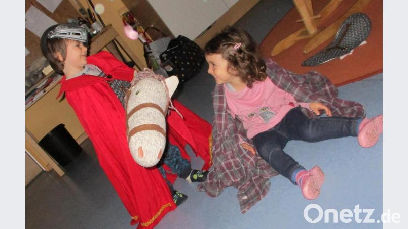 Zwei Krippenkinder des Herz-Jesu-Kinderhauses, die voller Freude die Geschichte von Sankt Martin nachspielen. Selbst die Kleinen wissen schon wie schön es ist, zu teilen. Bild: mez