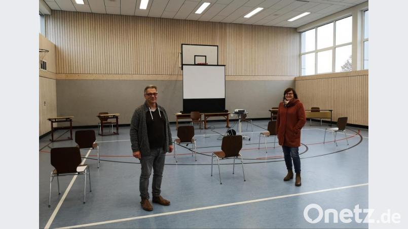 Klaus Schüßler und Martina Rüth von der Stadtverwaltung trafen am Donnerstag gemeinsam mit dem Hausmeister-Team erste Vorbereitungen für die Stadtratssitzung in der Grundschulturnhalle. Bild: lnz