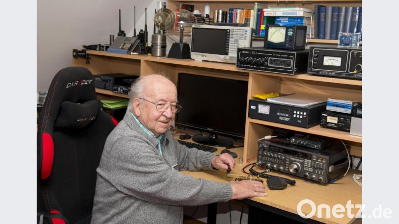 Hans Dötsch hielt seine Funkstation trotz seines hohen Alters immer auf dem neuesten technischen Stand, aber die Morsetaste ist sein Lieblings-Kommunikationsgerät in die weite Welt. Bild: Michael Doetsch/wws