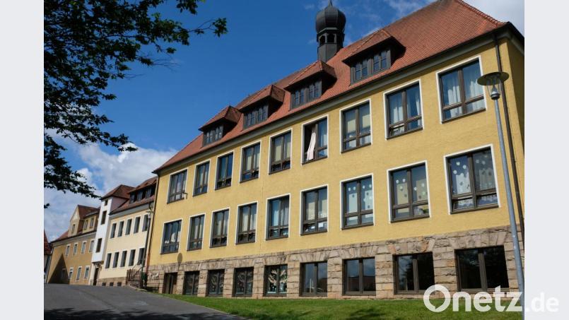 Leerstand verhindern, heißt nun die Devise nach dem Bürgerentscheid zum Erhalt der Schulgebäude und des Elisabethenheimes. Als Option Nummer 1 nennt Bürgermeister Jürgen Kürzinger die Generalsanierung des Gesamtensembles. Bild: do