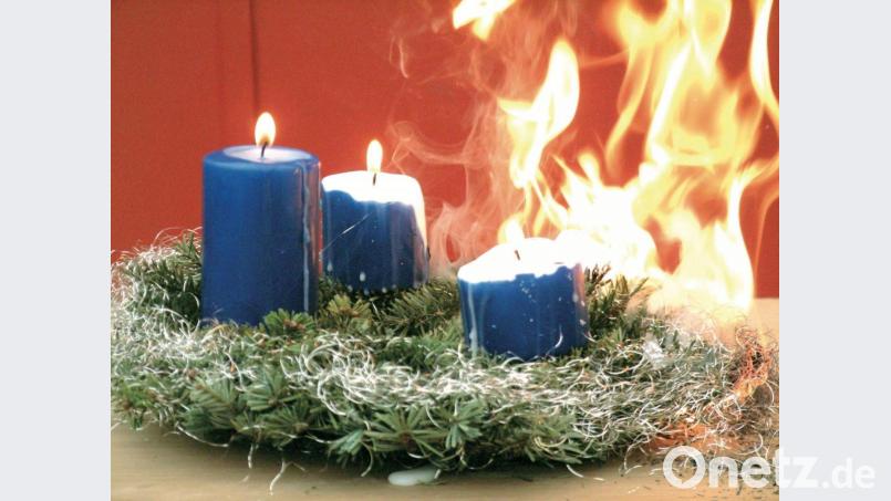 In der Adventszeit steigt die Brandgefahr: Viele Kerzen sind mit leicht entzündlichen Dekoartikeln verziert und erhöhen das Risiko. Dass Rauchmelder in solchen Fällen Leben retten, zeigen auch mehrere Feuerwehreinsätze im Landkreis Schwandorf. Symbolbild: Rauchmelder retten Leben/obs