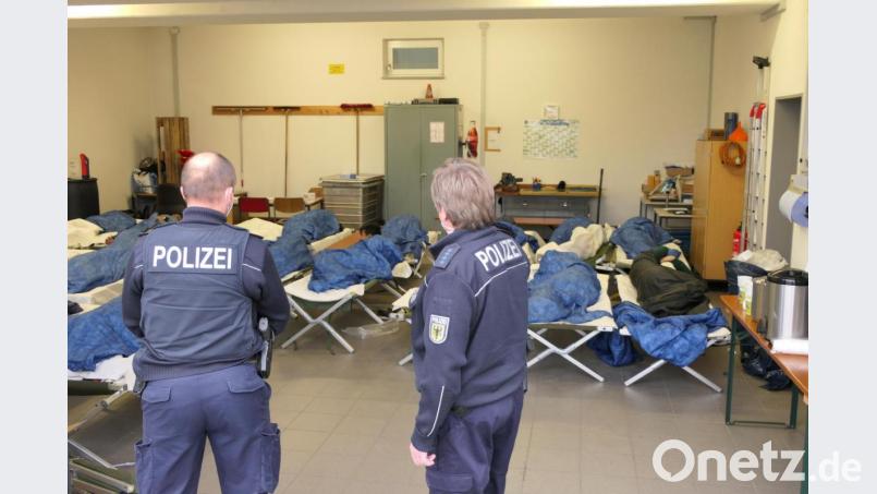 In der beheizten großen Garage der Bundespolizei erholen sich die 21 Migranten von der anstrengenden 1000 Kilometer langen LKW-Reise von Rumänien nach Deutschland. Bild:  Franz Völkl