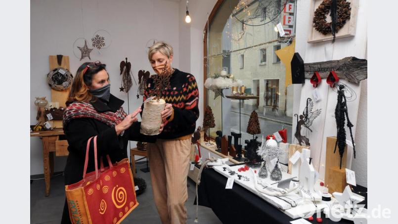 Sina Englhard (rechts) fertigt unter dem Namen „Stil-Geflüster“ Draht-Kunstwerke. Ihr war es vorbehalten, im Landkreis-Laden den Anfang zu machen. Bild: Stephan Huber