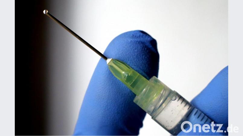 Eine Flüssigkeit tropft aus der Kanüle einer Spritze (Symbolbild): Amberg und der Landkreis bereiten sich auf Corona-Impfungen vor - sie planen die Einrichtung gemeinsamer Impfzentren. Symbolbild: Karl-Josef Hildenbrand/dpa