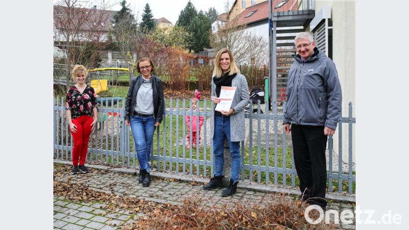 Bürgermeister Johannes Reger (rechts) und Krippenleiterin Ismihan Düzgün-Yildirim (Zweite von links) mit (von links) Sprachfachkraft Sabrina Faltermeier und Inklusionsfachfrau Julia Wildenrother. Bild: JOCHEN NEUMANN 
ERBENDORF