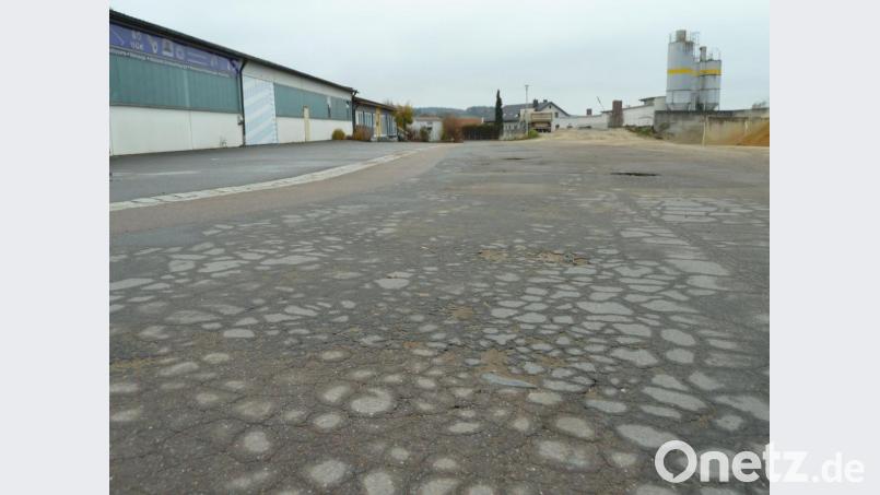 In der Industriestraße kündigt sich ein Vollausbau mit Erneuerung von Wasserleitung und Kanal an. Die Kostenschätzung liegt bei rund 645.000 Euro. Bild: Portner