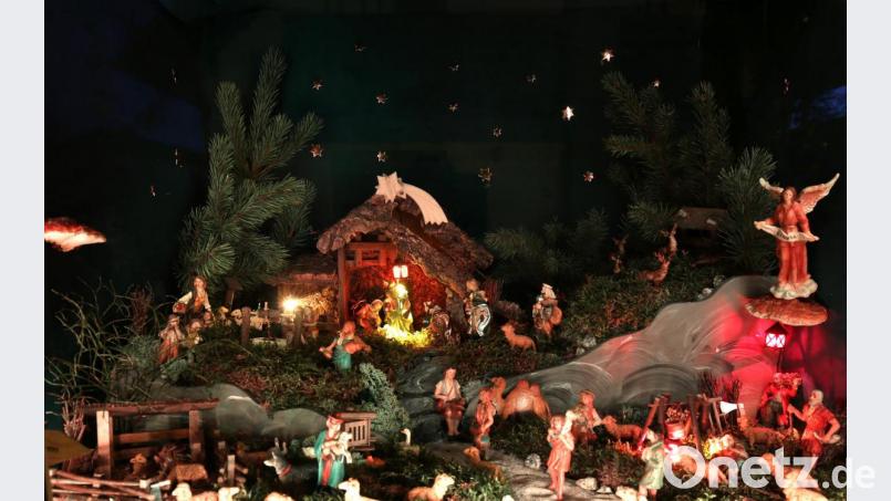 Es zeigt ein Krippenfenster, das Birgit Krauß 2019 gestaltet hatte. Bild: exb