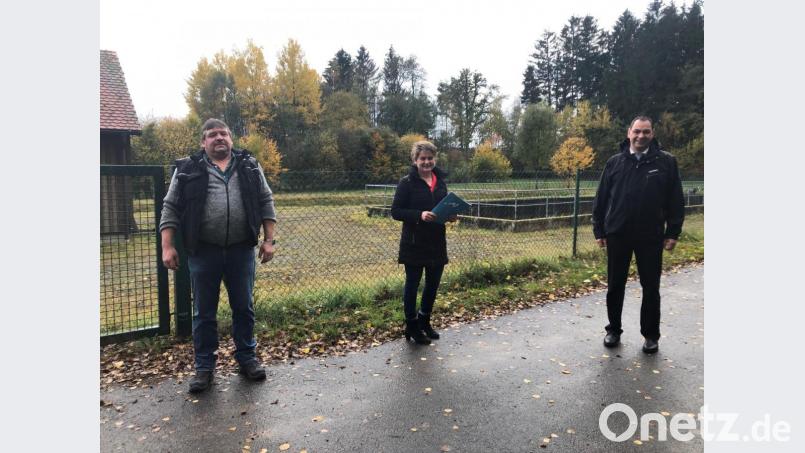 Bürgermeisterin Sonja Meier und Zweiter Bürgermeister Markus Fichtinger (links) freuten sich über den Bescheid, den der Leiter des Wasserwirtschaftsamtes Weiden, Mathias Rosenmüller, überbrachte. Bild: Markt Winklarn/exb