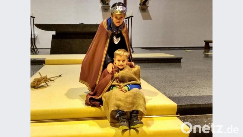 Die Buben der Familie Reif bestritten das Martinsspiel, Lucas als Heiliger und Henri als Bettler. Bild: Pfarrei St. Michael Poppenricht