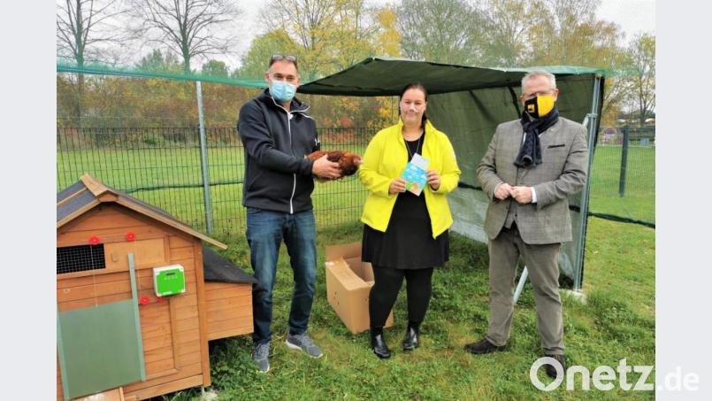 Hans Sieß von Gosls Hühnermobil, Kita-Mitarbeiterin Sandra Dollmann und Oberbürgermeister Andreas Feller (von links) stellten die tierischen Mitbewohner im Kinderhaus vor. Bild: Monika Janker/exb