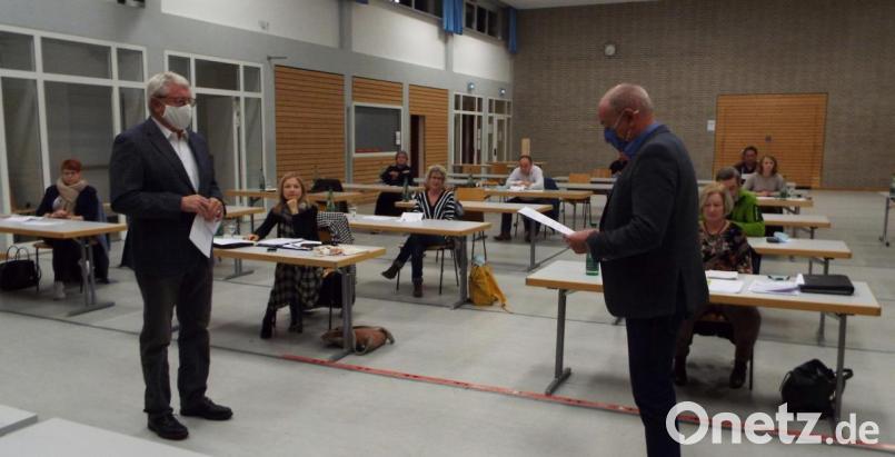 Bürgermeister Roland Strehl (rechts) vereidigte Werner Cermak. Bild: e