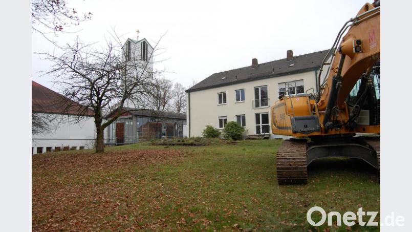 Der Abriss des Pfarrhauses soll noch heuer erfolgen. Der Abrissbagger steht bereits bereit. Das Grundstück wird dann im Rahmen des Ortsentwicklungskonzeptes neu beplant. Bild: sm