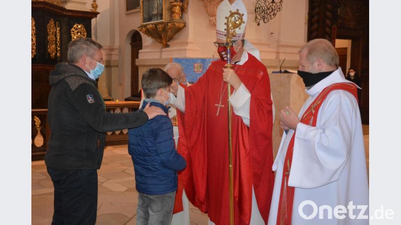 In der Basilika in Waldsassen empfingen 11 junge Münchenreuther das Sakrament der Firmung. Gespendet hat es der Regensburger Weihbischof Josef Graf (Mitte). Bild: jr