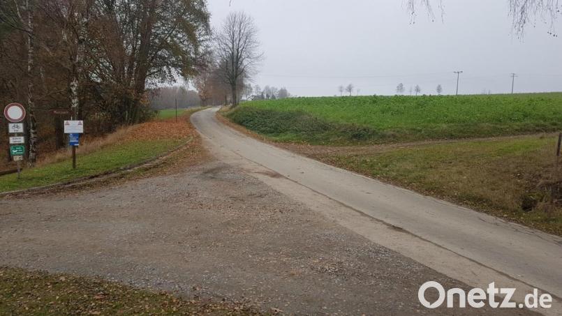 Nördlich des Kurparkes Moosbach soll ein riesiger Solarpark entstehen. Das Bild zeigt die Straße nach Grub, links die Zufahrt zum Kurpark und auf der rechten Seite das Solarpark-Grundstück. Bild: gi