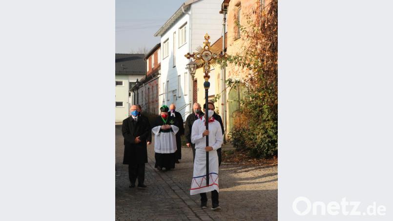 Mit einem feierlichen Einzug der Geistlichen und der Ehrengäste beginnt der Festgottesdienst. Als Kreuzträger fungiert ein Kirwabursch in der typischen Kirwagewandung mit bestickter weißer Schürze. Bild: rpp