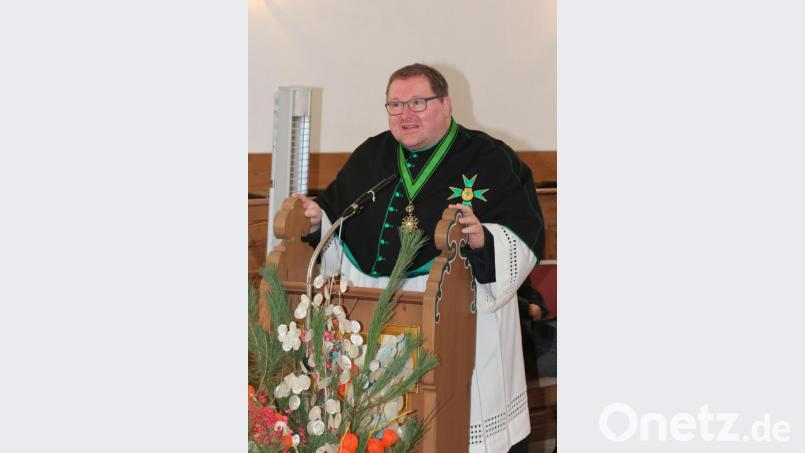 Pfarrer Sven Grillmeier von der katholischen Nachbargemeinde Mockersdorf hält eine feurige Geburtstagsrede. Dabei bezeichnet er die Dreieinigkeitskirche mit Anspielung auf die frühere Zugehörigkeit, als "Tochtergemeinde" von Mockersdorf. Bild: rpp