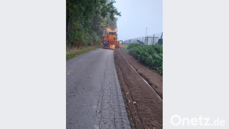 Derzeit ist eine Spezialfirma damit beauftragt, Bankette abzufräsen und im Anschluss daran die Straßengräben zu sanieren. Bild: Markt Eslarn/exb
