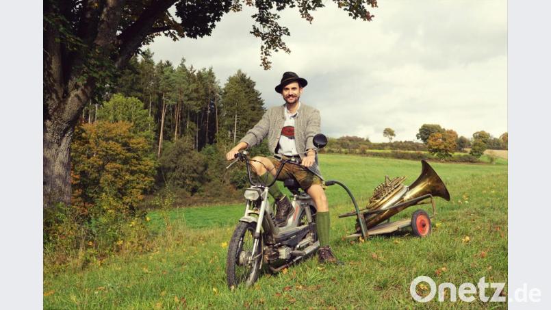 Tracht, Tuba und ein altes Mofa: Florian Gröninger hat das bayerische Lebensgefühl aufgesogen und angezogen. Bild: jut